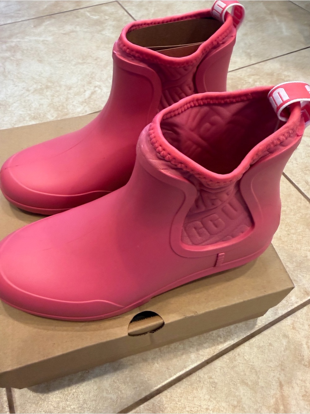 UGG CHEVONNE RIBBON RED WATERPROOF CHELSEA RAIN BOOTS WOMEN'S BOOTS SIZE US 7 - Picture 3 of 8